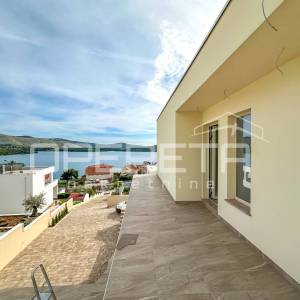 Moderna vila s bazenom i pogledom na more – 150 m od plaže