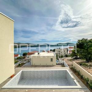 Moderna vila s bazenom i pogledom na more – 150 m od plaže