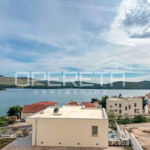 Moderna vila s bazenom i pogledom na more – 150 m od plaže
