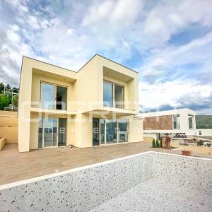 Moderna vila s bazenom i pogledom na more – 150 m od plaže