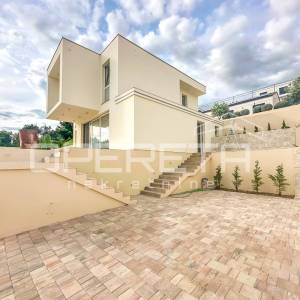 Moderna vila s bazenom i pogledom na more – 150 m od plaže