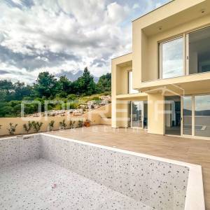 Moderna vila s bazenom i pogledom na more – 150 m od plaže