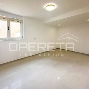 Moderna vila s bazenom i pogledom na more – 150 m od plaže