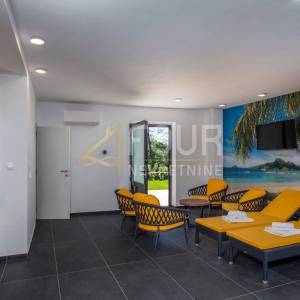 Mošćenička Draga, luksuzni višeetažni stan, 221.20m2, 3s+db, bazen, sauna