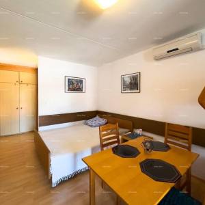 Na prodaju apartman u Dugoj Uvali – blizina plaže!