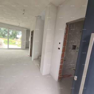 Na prodaju dvoetažni stan s vrtom u Ližnjanu