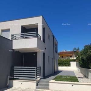 NA PRODAJU – dvojna kuća i garsonjera u Novigradu, 135 m2