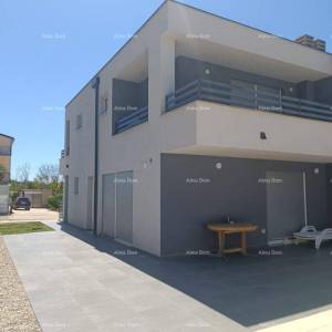 NA PRODAJU – dvojna kuća i garsonjera u Novigradu, 135 m2