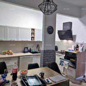 Na prodaju – prostrani stan u Puli,  110 m²