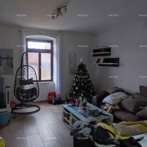 Na prodaju – prostrani stan u Puli,  110 m²