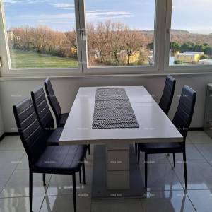 Na prodaju renoviran  stan s prekrasnim pogledom na more