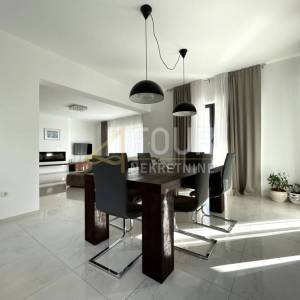 Najam, Kastav, Martinkovac, stan u vili, 198.12m2, 3s+db, pogled na more
