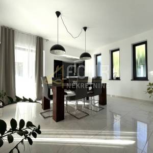 Najam, Kastav, Martinkovac, stan u vili, 198.12m2, 3s+db, pogled na more