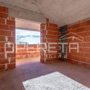Nedovršena kuća na mirnoj lokaciji s bazenom i garažom, Krvavići