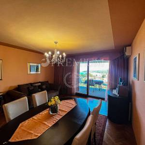 Njivice, apartman na 1.katu s prekrasnim pogledom na more!