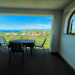 Njivice, apartman na 1.katu s prekrasnim pogledom na more!