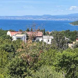 Njivice, apartman na 1.katu s prekrasnim pogledom na more!