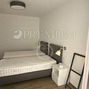 Njivice, apartman u novogradnji s bazenom!