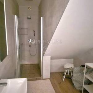 Njivice, apartman u novogradnji s bazenom!