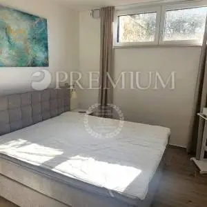 Njivice, apartman u novogradnji s bazenom!