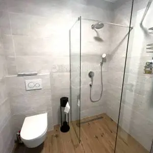 Njivice, apartman u novogradnji s bazenom!