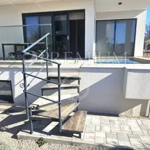 Njivice, apartman u novogradnji s bazenom!
