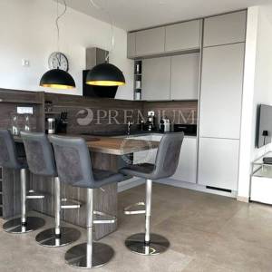 Njivice, apartman u novogradnji s bazenom!