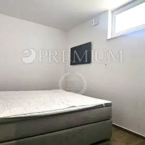 Njivice, apartman u novogradnji s bazenom!
