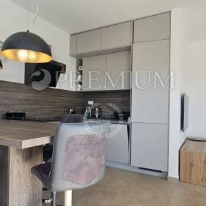 Njivice, apartman u novogradnji s bazenom!