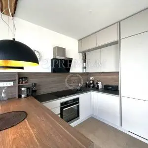 Njivice, apartman u novogradnji s bazenom!