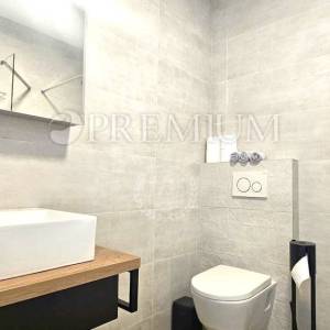 Njivice, apartman u novogradnji s bazenom!