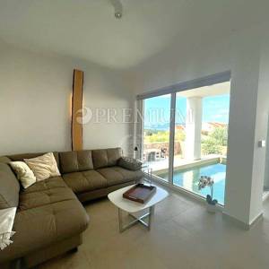 Njivice, apartman u novogradnji s bazenom!