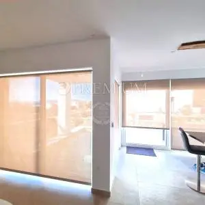 Njivice, apartman u novogradnji s bazenom!