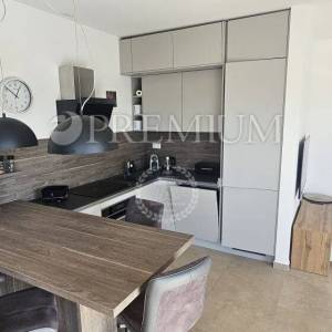 Njivice, apartman u novogradnji s bazenom!