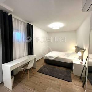Njivice, apartman u novogradnji s bazenom!