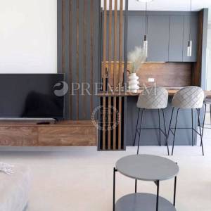 Njivice, atraktivan, dvoetažni apartman s bazenom!