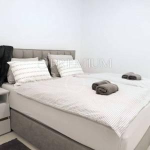 Njivice, atraktivan, dvoetažni apartman s bazenom!