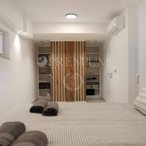 Njivice, atraktivan, dvoetažni apartman s bazenom!