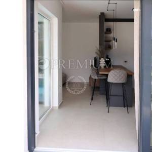 Njivice, atraktivan, dvoetažni apartman s bazenom!