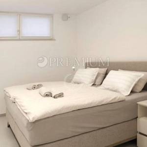 Njivice, atraktivan, dvoetažni apartman s bazenom!