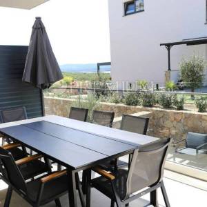 Njivice, atraktivan, dvoetažni apartman s bazenom!