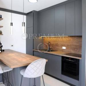 Njivice, atraktivan, dvoetažni apartman s bazenom!