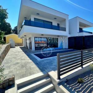 Njivice, luksuzna novogradnja  s pogledom na more, 200 m od plaže!