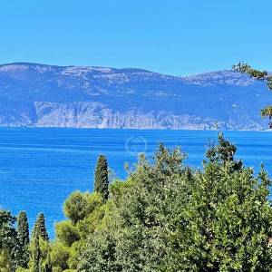 Njivice, luksuzna novogradnja  s pogledom na more, 200 m od plaže!