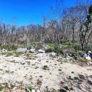 Njivice, prodaja građevinskog zemljišta pravilnog oblika, 500m od mora!