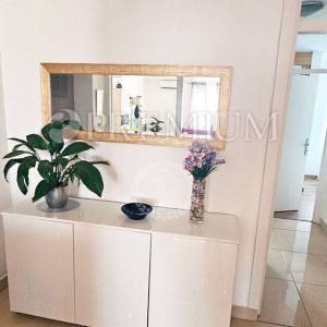 Njivice, prodaja namještenog apartmana, samo 300m od mora!