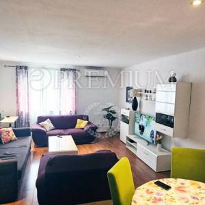 Njivice, prodaja namještenog apartmana, samo 300m od mora!