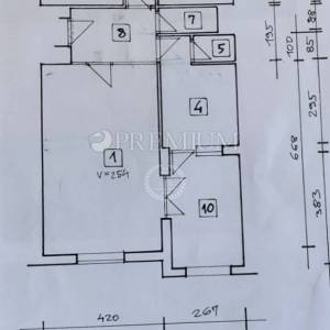 Njivice, prodaja namještenog apartmana, samo 300m od mora!