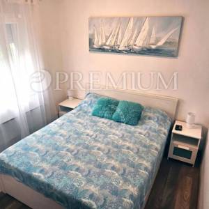 Njivice, prodaja namještenog apartmana, samo 300m od mora!