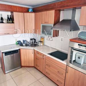 Njivice, prodaja namještenog apartmana, samo 300m od mora!